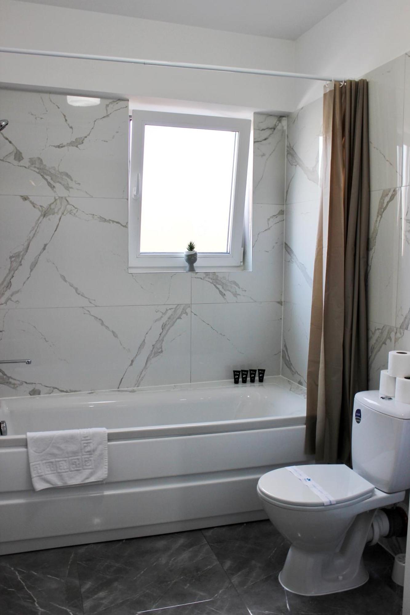 Deluxe Apartments On G Enescu Blvd Near Stefan Cel Mare University Suceava Ngoại thất bức ảnh